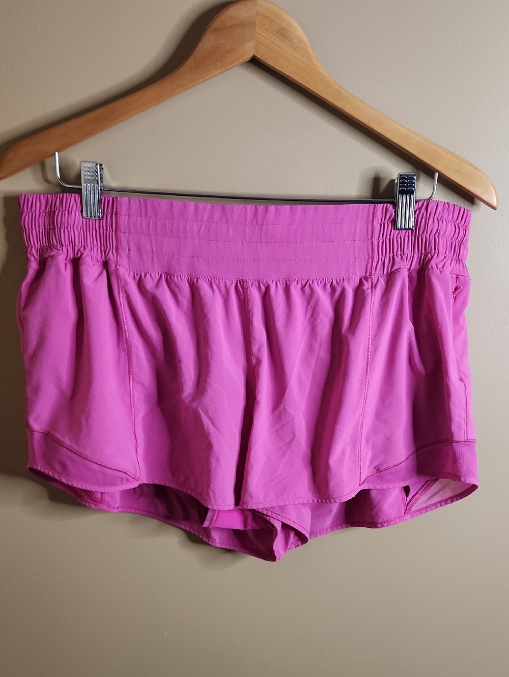Lululemon Hotty Hot High-Rise Lined Short 2.5" in Purple Highlight(?). Size 14.